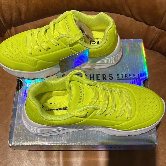 Brand:Skechers Size: 13 Colour: Neon Yellow - Picture 2 of 3